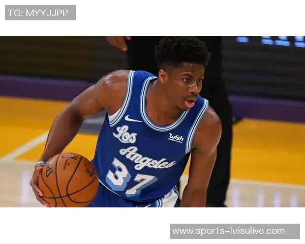 字母哥身穿43号球衣训练双臂肌肉线条惊艳全场引发热议 字母哥身穿43号球衣训练双臂肌肉线条惊艳全场引发热议