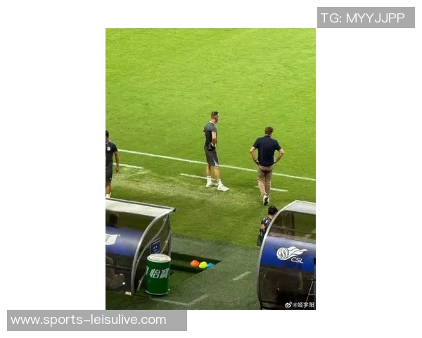 申花主帅斯卢茨基现场观战德约科维奇比赛享受偷闲时光 申花主帅斯卢茨基现场观战德约科维奇比赛享受偷闲时光