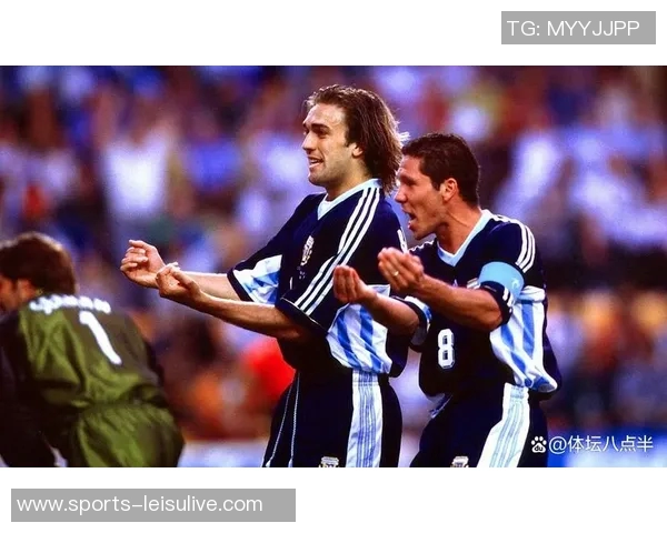 阿根廷足球传奇巴蒂与肯佩斯同框共庆世界杯抽签盛典 阿根廷足球传奇巴蒂与肯佩斯同框共庆世界杯抽签盛典