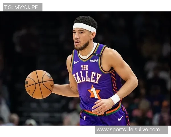 布克强势表现引领球队胜利19投10中斩获31分5篮板3助攻1抢断